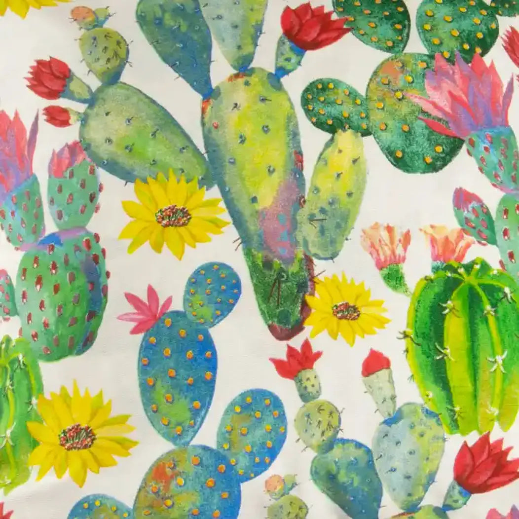 Cojín de 50x50 cm con estampado vibrante | mueblesamerica.cl