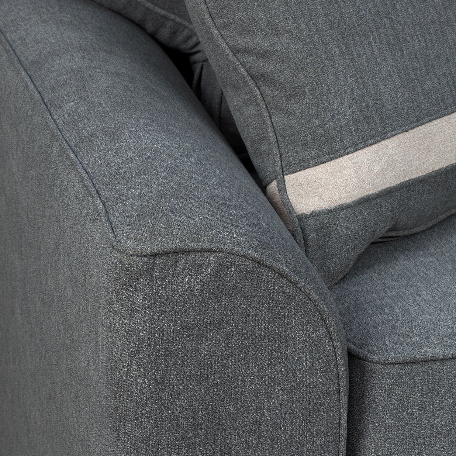 Comodidad del sofá Monik en el hogar | mueblesamerica.cl