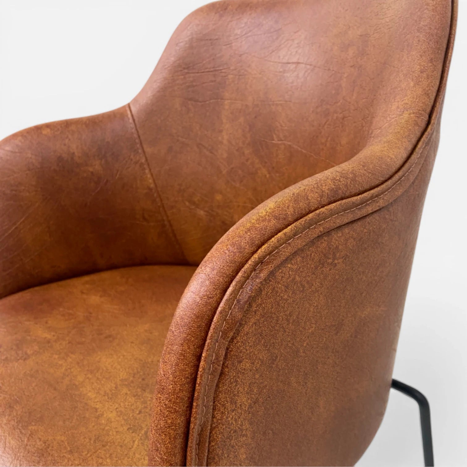 Butaca Albania de Cuero Sintético con Metal Industrial