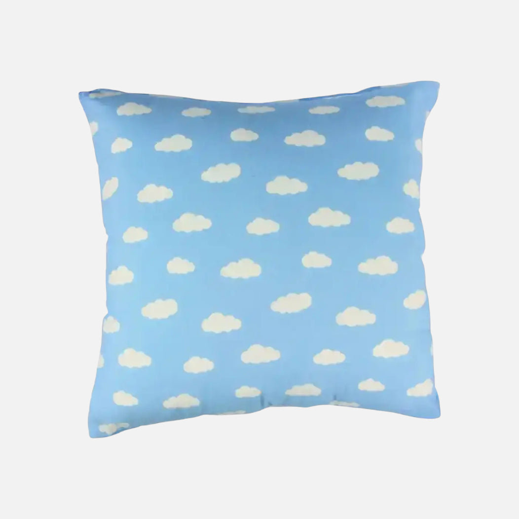 Cojín azul con nubes en lona española | mueblesamerica.cl